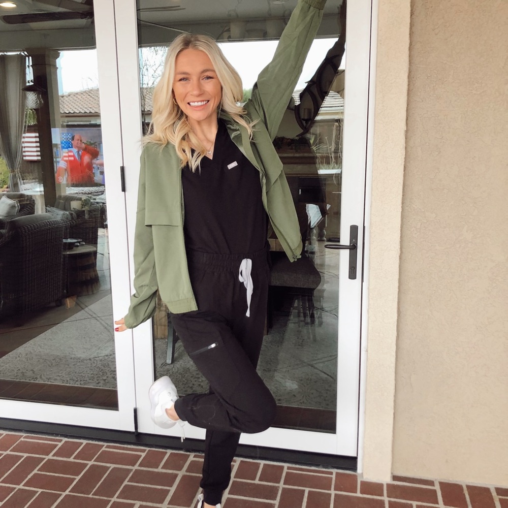 Army green figs jacket XS